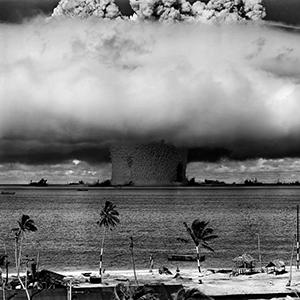 On July 25, 1946, the U.S. Army detonated the “Baker” nuclear test bomb with a yield of 21,000 tons of TNT equivalent underwater near the Bikini Atoll. 106 nuclear tests were carried out between 1946 and 1962 on the Marshall Islands. Photo: © U.S. Department of Defense