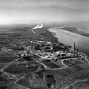 Aerial view of the Hanford Site on the shore of the Columbia River (1960). On the right-hand side is the so-called N-Reactor, which produced plutonium for U.S. nuclear weapons and began generating electricity for the general power grid in 1966. Photo: © United States Department of Energy