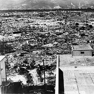 The view over Hiroshima from the Red Cross Hospital in 1945. The nuclear detonation released huge amounts of energy, 50 % of which leveled the inner city in the form of a massive pressure wave, demolishing almost all buildings within a 2 km radius. Photo: U.S. Government / public domain