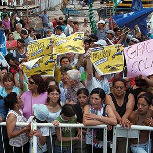 2005: Inhabitants of the suburb Esteban Echeverría demand clean drinking water, after local wells were found to be radioactively contaminated. Despite large-scale protests, there have not been any meaningful reactions from the authorities. Photo credit: http://argentina.indymedia.org