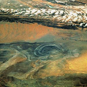The Lop Nor desert lies in the autonomous Xinjiang province in Western China. It was here that China detonated its fi rst nuclear bomb in 1964. In the years that followed, 22 more atmospheric and 22 underground tests were conducted. Photo: © PD-USGov- NASA